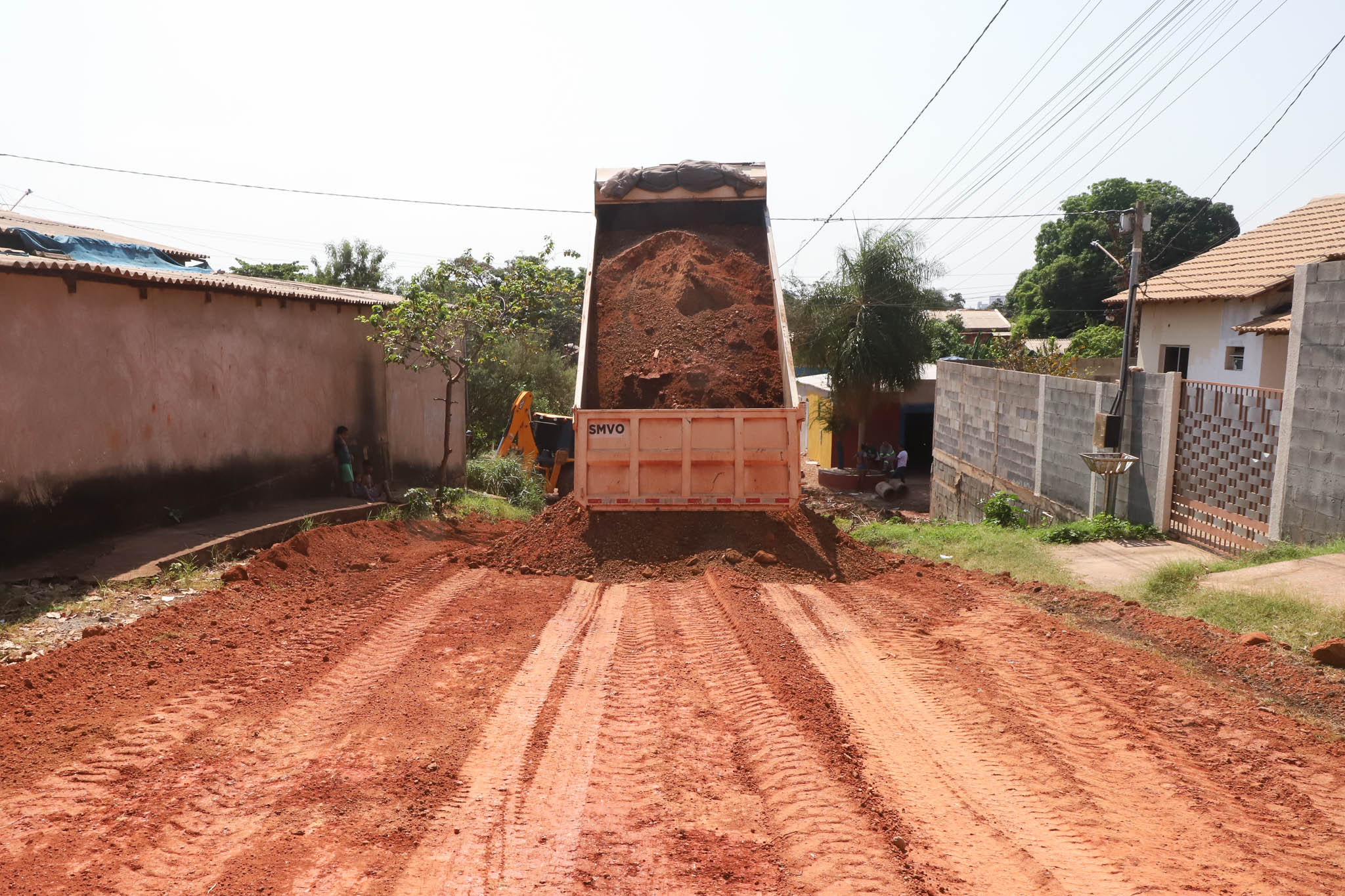 Prefeitura recupera rua Ariquemes com patrolamento e cascalhamento no bairro Marajoara