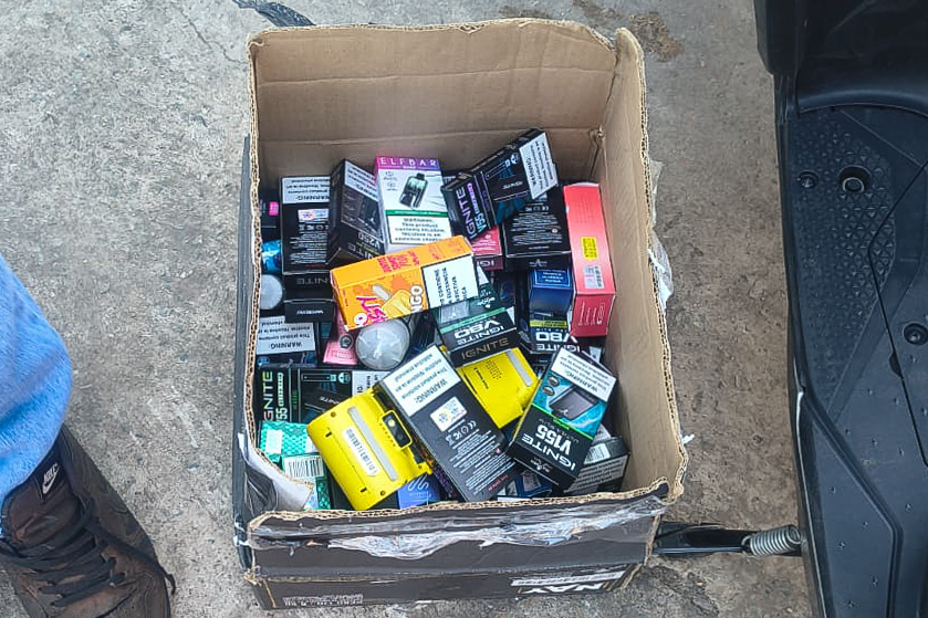 Guarda Municipal apreende 67 cigarros eletrônicos durante abordagem em frente a uma escola Estadual, em Várzea Grande