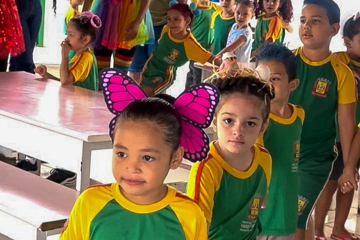 EMEB Elisa Maria da Silva abre Semana da Criança com desfile de penteados no ‘Dia do Cabelo Maluco’