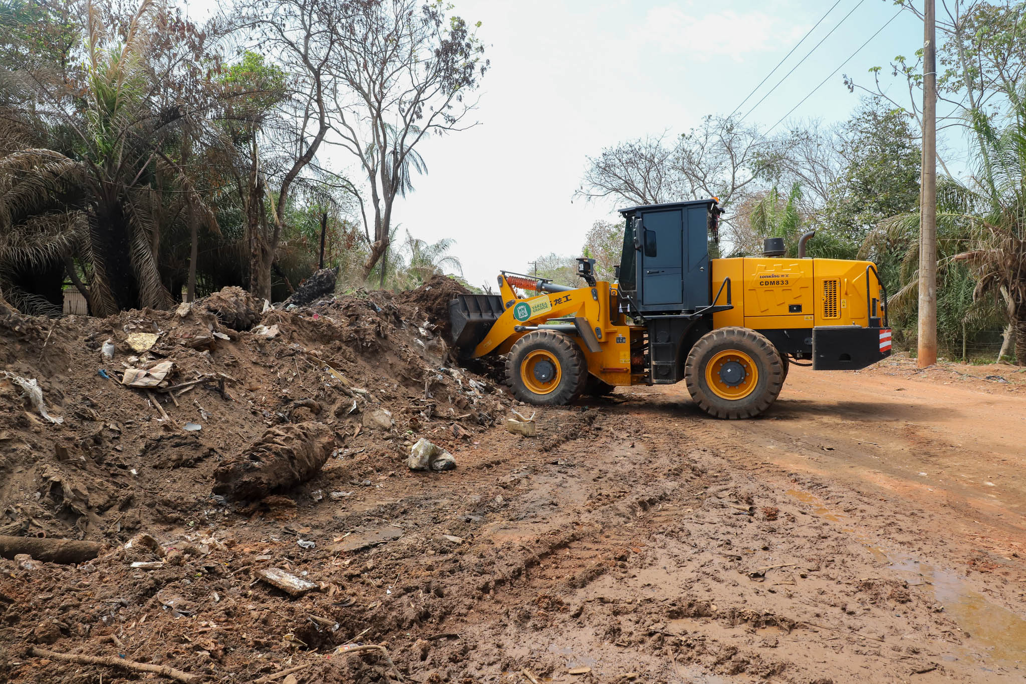 Mutirão retira toneladas de lixo e entulhos e reforça limpeza na região do Engordador