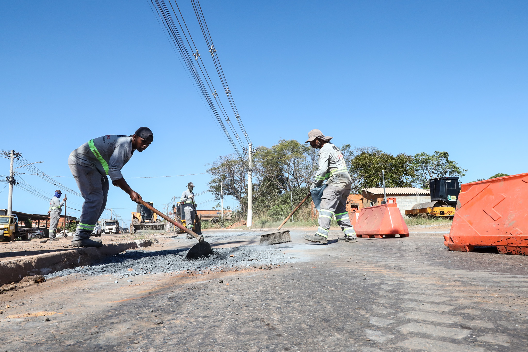 Prefeitura mantém manutenção emergencial na Avenida Leôncio Lopes para garantir segurança e trafegabilidade