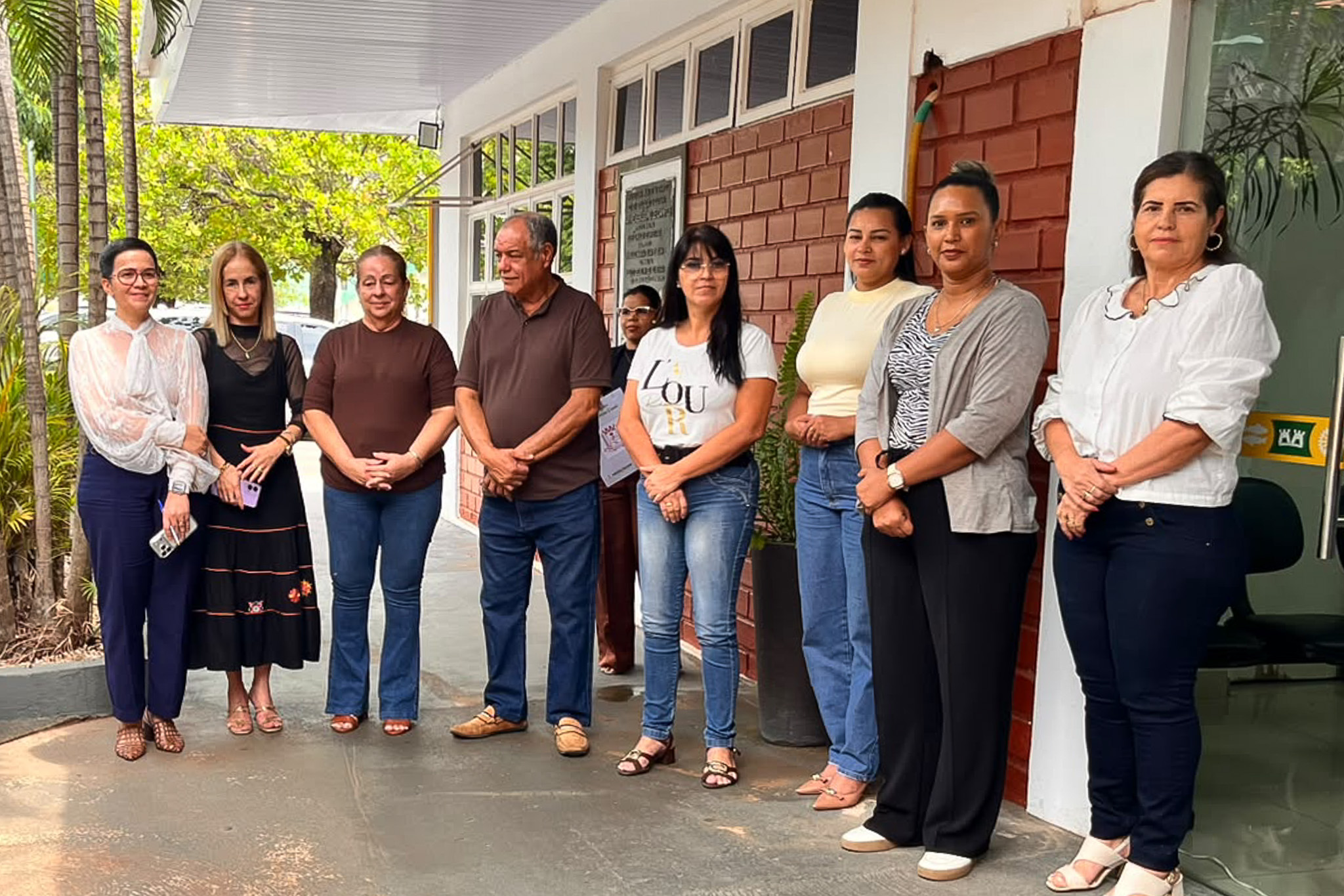 Servidores da Educação homenageiam secretária Maria Fernanda em celebração ao Dia dos Professores