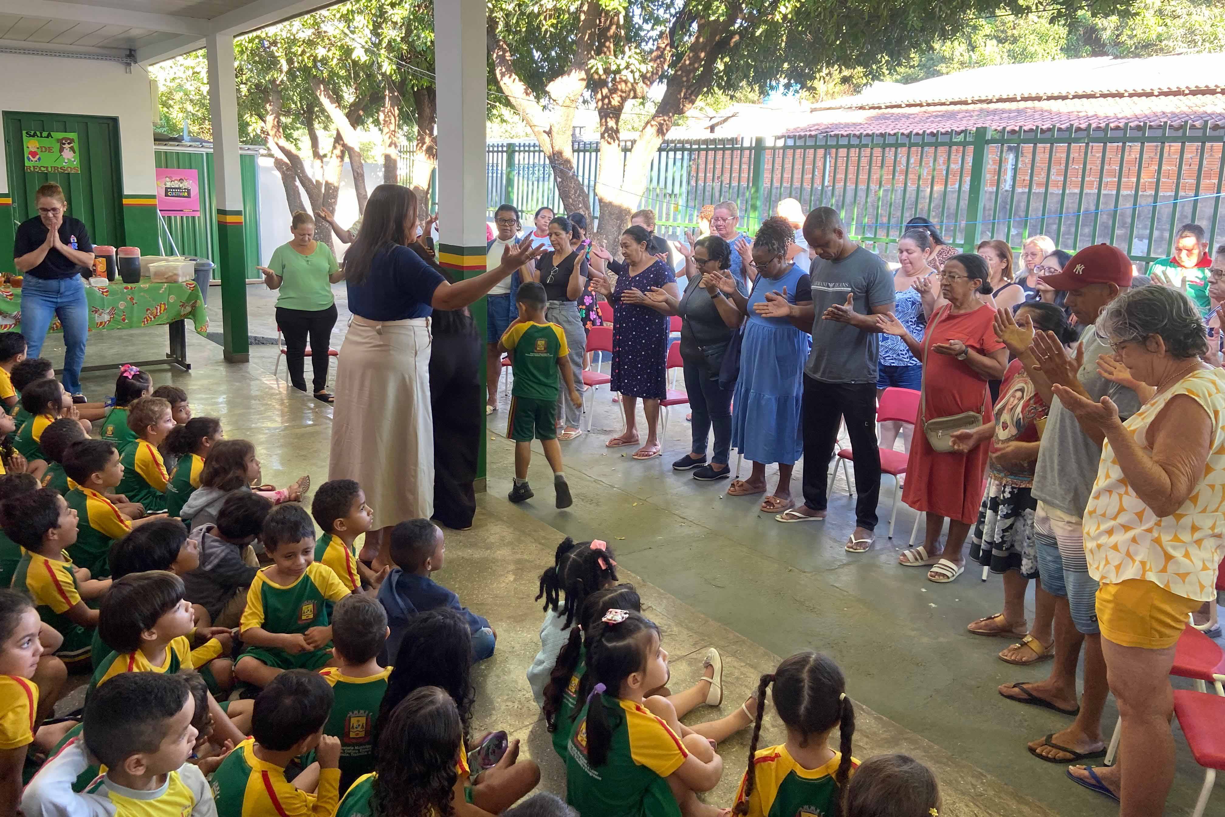 Escola promove chá com bolo em homenagem ao Dia dos Avós e fortalece laços entre gerações