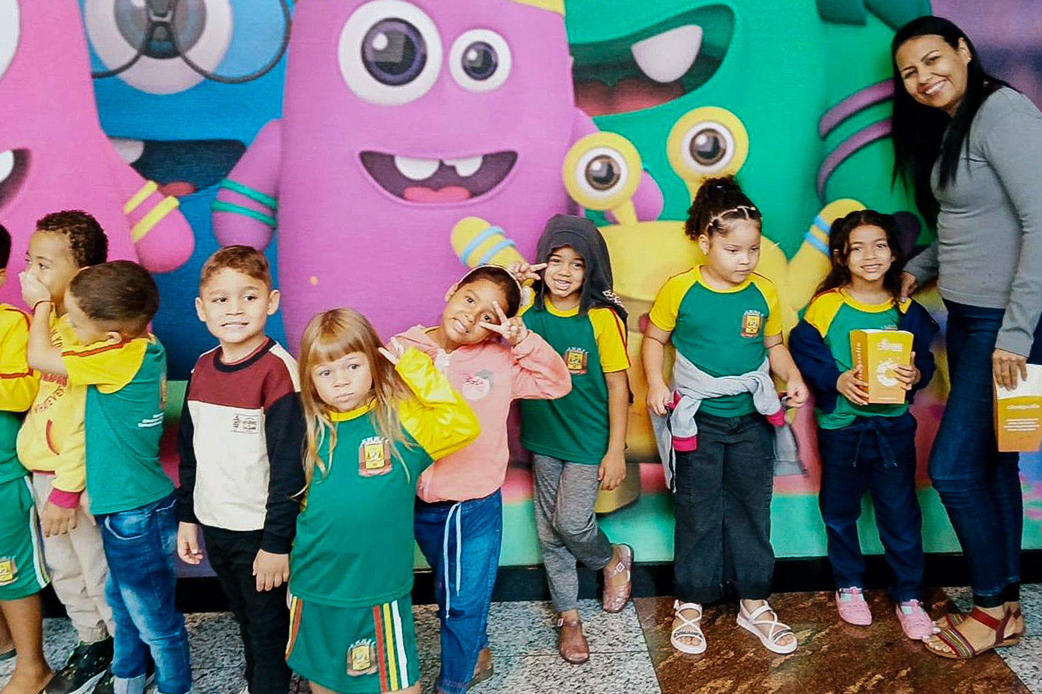Alunos da EMEB Waldemiro Bertulio Delgado vivem dia de diversão e aprendizado em passeio ao shopping