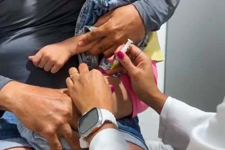 Meninas são as primeiras várzea-grandenses a receber doses da Pneumo 20