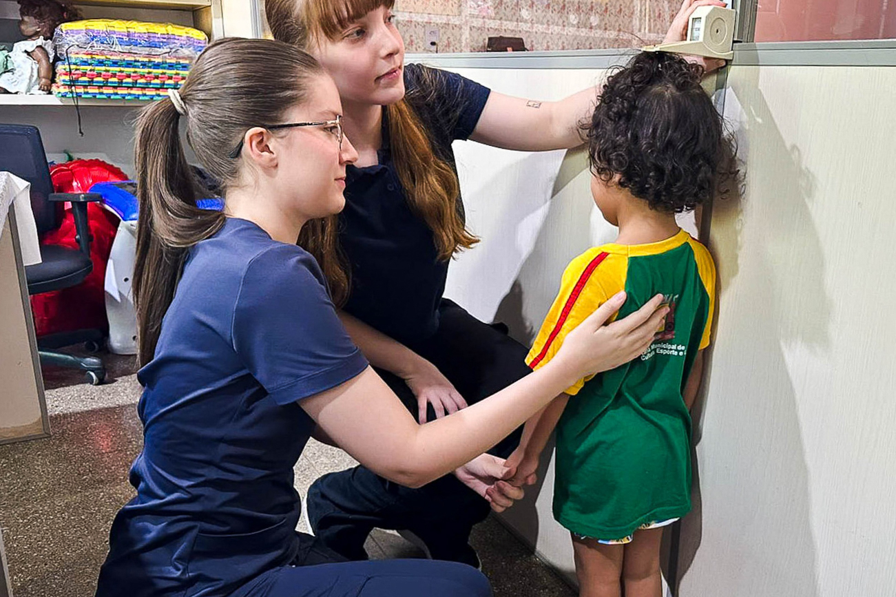 Prefeitura leva vacinação às escolas para ampliar cobertura vacinal de crianças e adolescentes em Várzea Grande